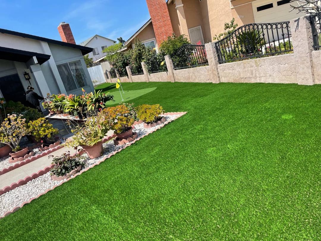 picture of a san diego california backyard with artificial turf and mini golf